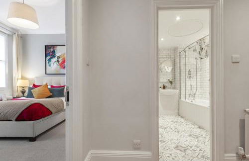 LUXURY Victorian Flat 2 bed 2 bath Flat Sleeps 4 to 7 - Photo 27