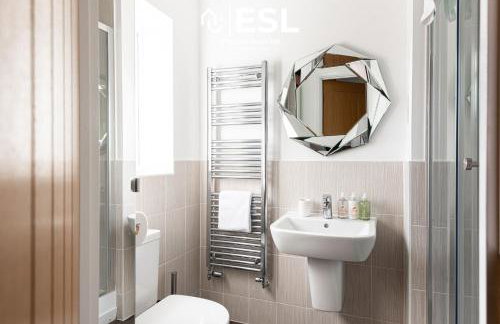 Large Modern 4 Bedroom House in Uttoxeter, Near Alton Towers, Great for Families - Foto 10