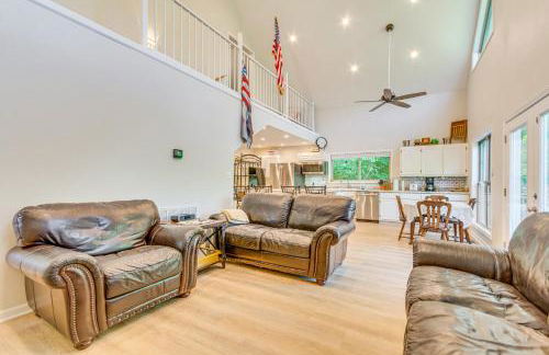 Lakefront Retreat with Multi-Level Deck and Dock! - Foto 6