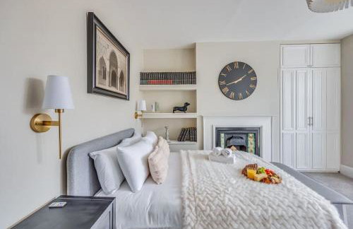 Beautiful 5 Bedroom 4 Bathroom House in W6 by Yoko Property - 10 minute's to Central London - Free Parking, Fast WiFi, Work Desks and SmartTVs with Disney and Netflix - Foto 7