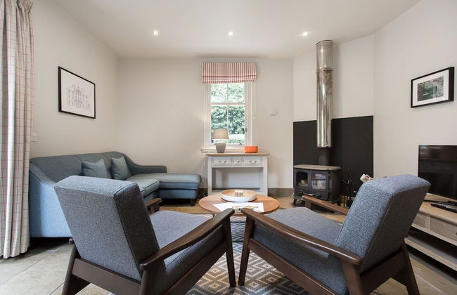 JOIVY Stunning 3 Bed Lodge With Gardens At Gilmerton House - Photo 15