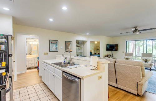 Condo with Golf Course Views Less Than 1 Mi to Sunset Beach! - Foto 7