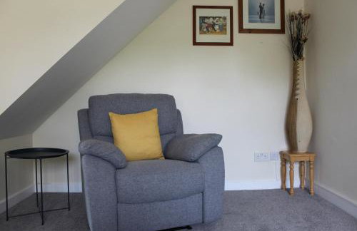 Superb Comfy 2 Bed House, Responsive & Caring Hosts Free WiFi & Parking, Close to MK Centre, Train Station, Santander, Network Rail by Webbhill Stays - Foto 29