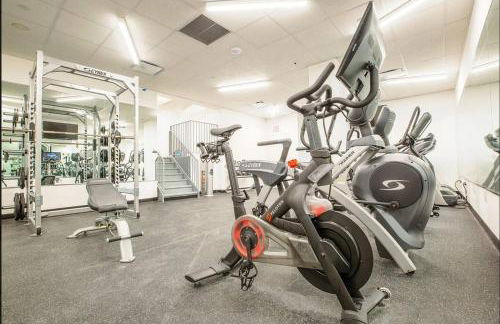 Chic 1BD with Rooftop W/D in Unit Downtown - Foto 19