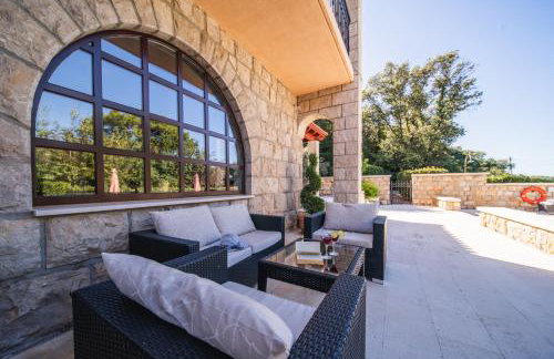 City Beach Villa with Pool and Sea View - Foto 60