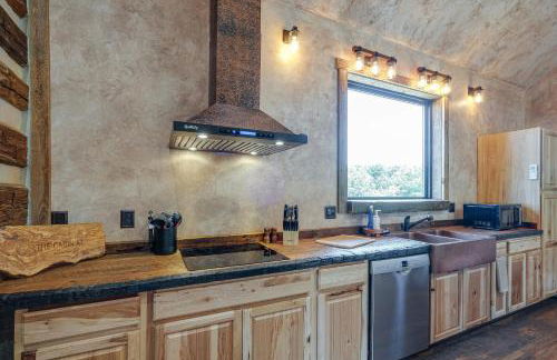 Bedford Cabin with Porch, 5 Mi to Historic District! - Foto 9