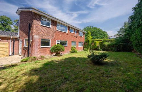 Lovely Greater MCR Family Home by City SuperHost - Photo 27