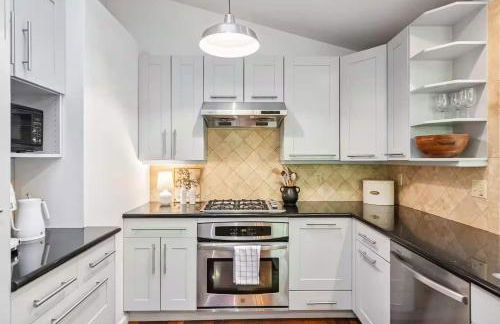 Modern Organic Home with Backyard Creek near State Park - Foto 14