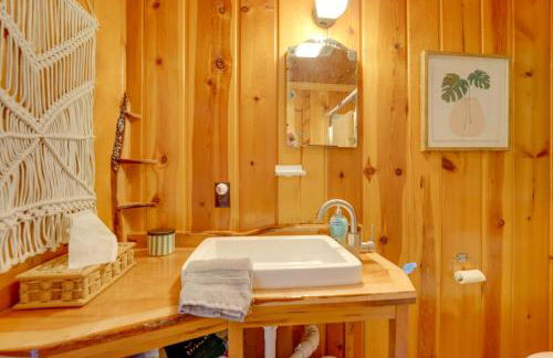 Walk to Beach Access! Chic Port Austin Studio - Foto 17