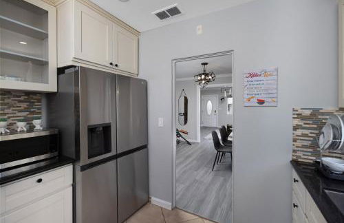 Pasadena Charming Vacation Home with Hot Jacuzzi - Photo 13