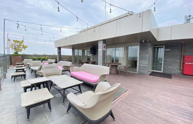 Good Homey Studio Apartment At Warhol (W/R) Residences - Foto 16