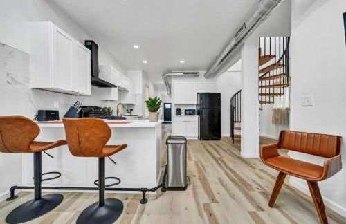 Stylish And Roomy Full House Dtwn - Photo 50