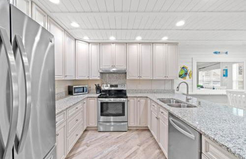 Spacious Dog-Friendly Unit with Game Room & Private Yard, Walk to East PCB Beach - Foto 11