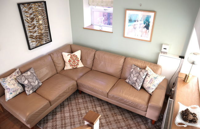 Charming 2-bed Cottage, Beautiful Views, Knutsford - Photo 9