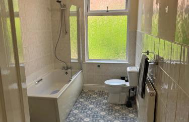 Large Traditional, Sleeps 8, 2 baths, Train, Tram, Pubs, Hucknall - Foto 11