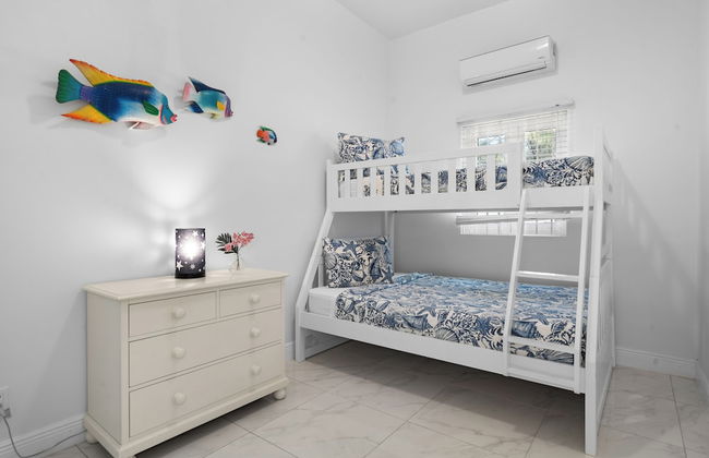 Modern, Stunning & Bright Central Beach Villa - Photo 4