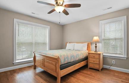 Sleeps 22, Lakefront w/ Private Dock & Pool, 2 Houses Lake Living by Avantstay - Foto 68