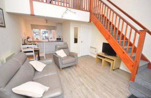 Cavell - sleeps 2 people right in the heart of Wroxham on the Norfolk Broads - Photo 3