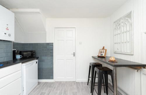 3-Bedroom Cosy Stunning Central Home, Sleeps 8 with Parking and Private Garden - LONG TERM STAY SPRING SPECIAL OFFER AVAILABLE! - by Blue Puffin Stays - Foto 12