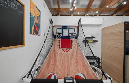 NEW Retro Escape 70's Vibes Wellness Game Room - Foto 24