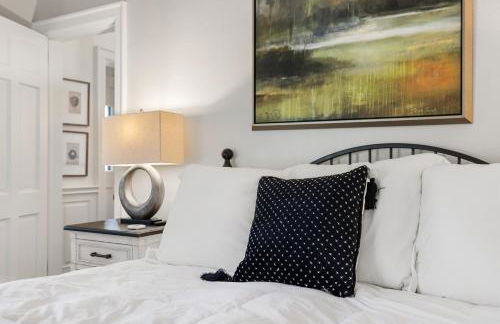 Stylish Mountain Retreat with Sunroom and Pergola - Foto 36