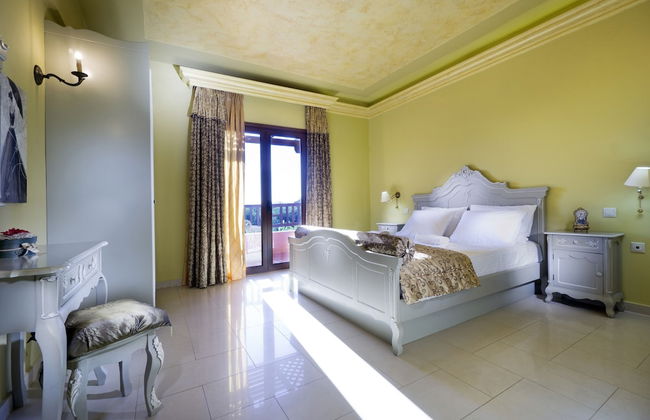 Private Polished Mansion w Private Pool Jacuzzi - Photo 3