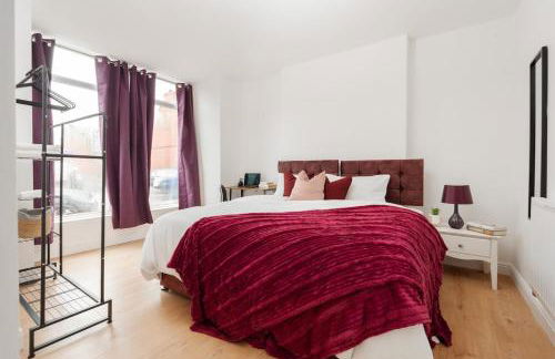 Entire 4 Bedroom house in Bootle Liverpool-Ideal for contractors, family and group-Free Parking & Free internet-Sleeps 7 - Foto 3