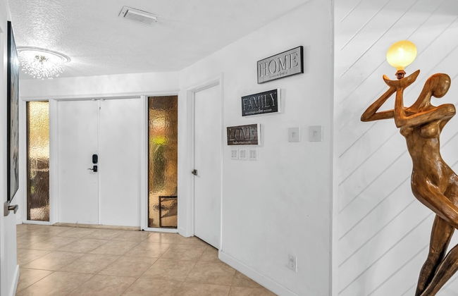 Family-friendly 5BR Home w/ Heated Pool & Parking - Foto 2