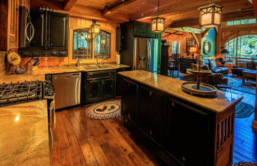Luxury Riverfront Lodge - Sleeps 12, VIEWS, Fireplaces, Dogs OK - Photo 23