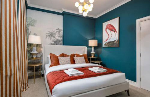 Stylish Penthouse Retreat - Photo 2