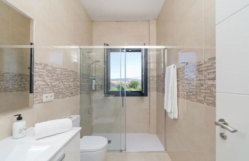 Casa nueva con piscina y vistas al mar - Foto 10