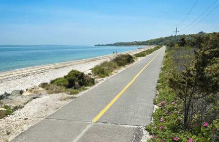 Waterfront Retreat with Private Dock and Fire Pit, Sleeps 8, Outdoor Dining, Spa-Style Primary, Gourmet Kitchen with Dual Dishwashers, Gas Fireplace, River Views, Bright Open Layout, Central AC, Perfect Coastal Escape for Families, 24 Hr Hospitality - Foto 3