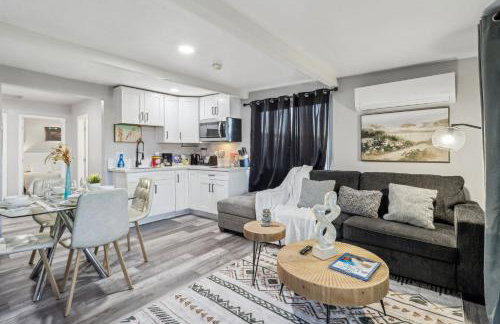 Entire Private Home with 2 Bedrooms 1 Bathroom, Gated Yard, Driveway Parking, Available Now - Foto 4