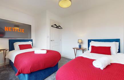 Rare find - new build 3 bedroom house near Cheshire Oaks - Photo 32