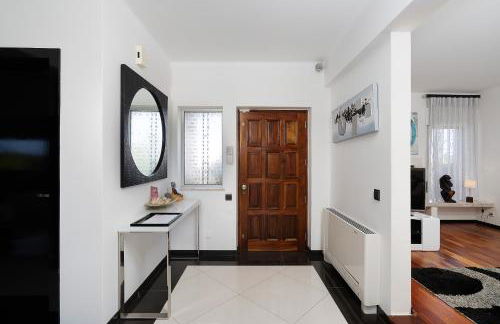 Deluxe 4BDR House W/ Pool by LovelyStay - Photo 10