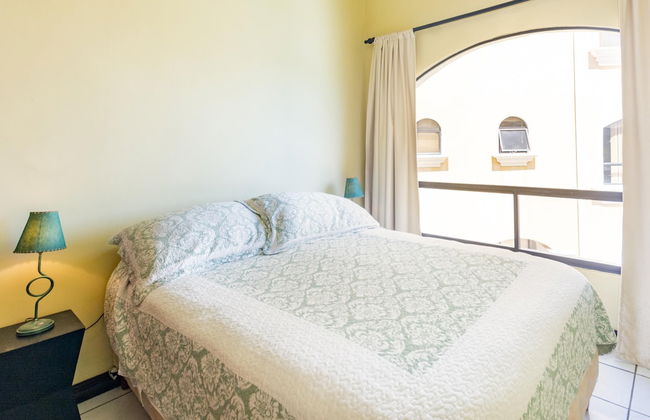 Birds-eye view of the ocean in nicely priced unit on top floor in Flamingo - Photo 2