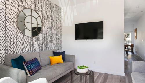 Enjoy Stylish 4BR Townhouse Sleeps 8 with Wi-Fi - Foto 2