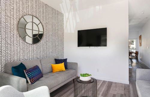 Enjoy Stylish 4BR Townhouse Sleeps 8 with Wi-Fi - Foto 2