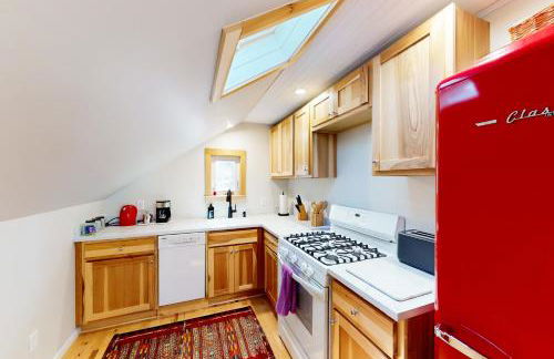 1 Mi to Crystal Lake! Couples Retreat with Deck - Photo 12