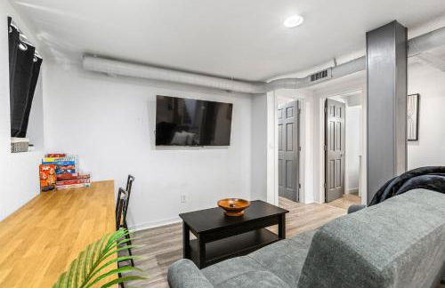 Basement with Full Kitchen and Near Downtown - Photo 5