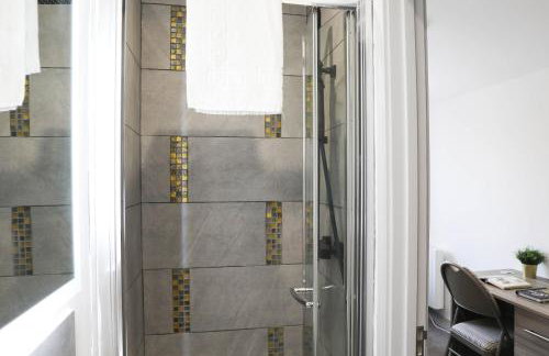 Modern 4 BR flat with 4 ensuites in central Reading - Photo 2