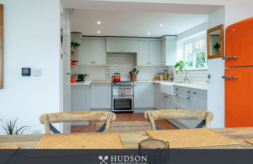 Modern Snitton Cottage & Gardens - Photo 11