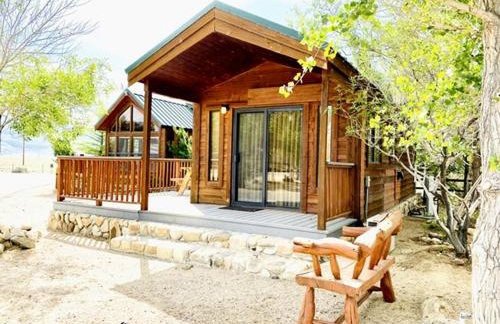 Cozy Mountain-Style Cabin with Scenic Sierra Nevada Views Near Lone Pine, California - Foto 1