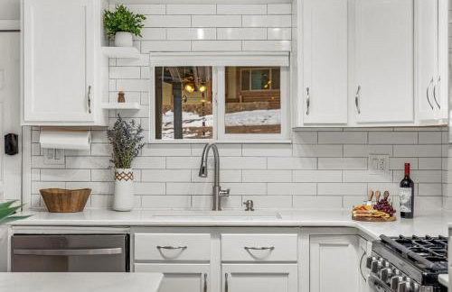 Cozy Riverfront Cabin with Fireplace & Deck - Foto 25