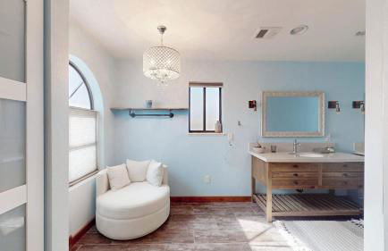 Beautiful Modern Home with Pool in Prime Strip Location - Foto 18