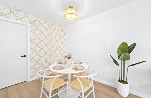 M Lake Worth Beach - Modern Villas Near West Palm Beach, Chic Retro Vibes, King Bed, Cozy Backyard, BBQ, Workspace, High-Speed Internet, Free Parking, 5 Minutes to Downtown & Beach - Foto 43