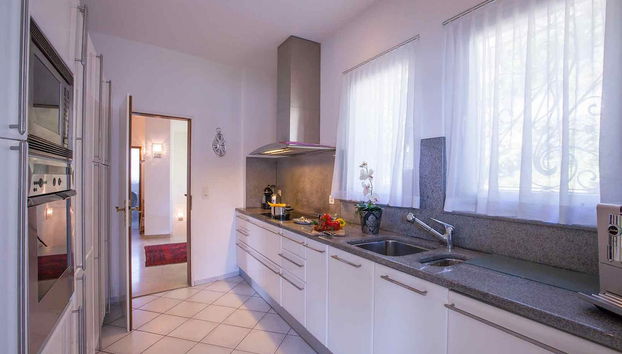 Villa in Bissone with swimming pool and garden - Photo 5