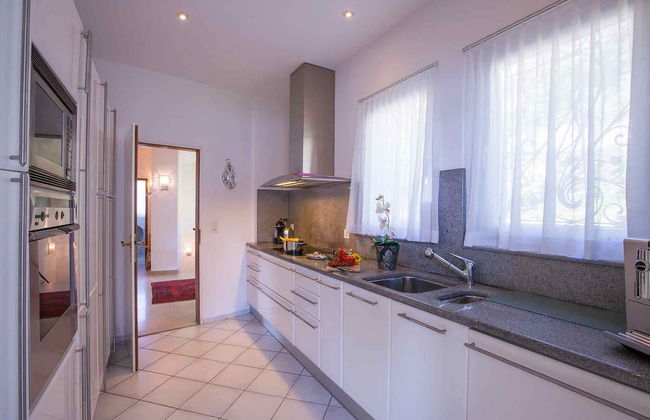 Villa in Bissone with swimming pool and garden - Photo 5