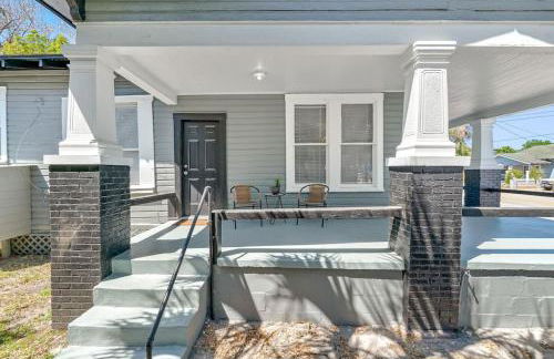 Charming and Historic Bungalow Near All - Foto 14