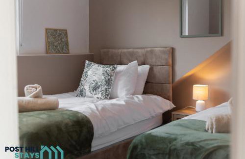 Large 4BR - Ideal Long Stays - Parking - Fast WiFi - Foto 7